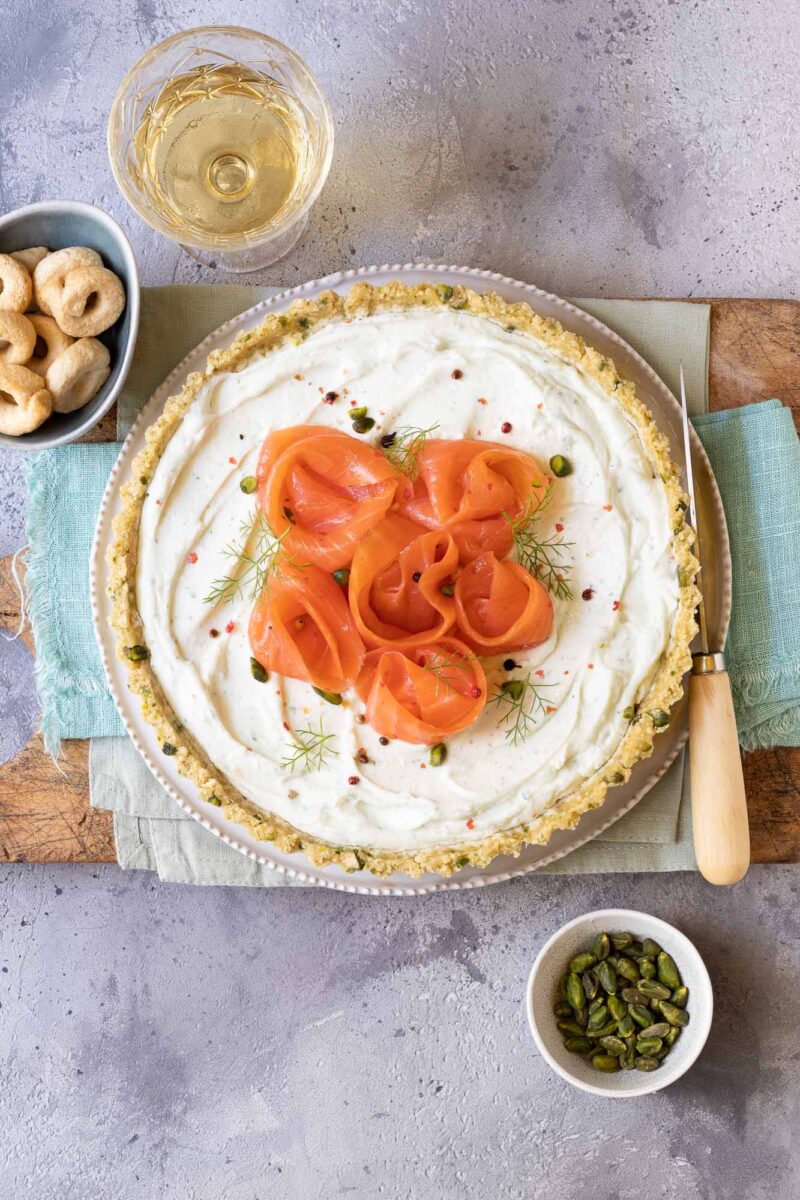 CROSTATA SALATA SENZA COTTURA CON SALMONE E CREMA DI RICOTTA E FETA ...